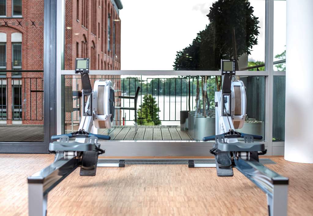 centrovital Hotel Berlin / Spa & Sportclub fitness area sports equipment