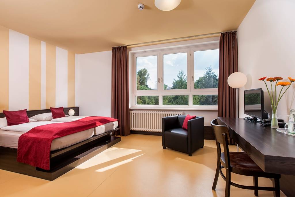 Double or twin bed room with garden view