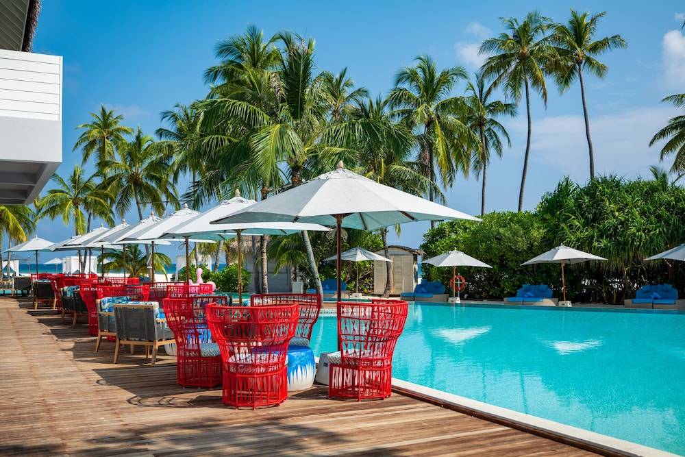Swim-up bar