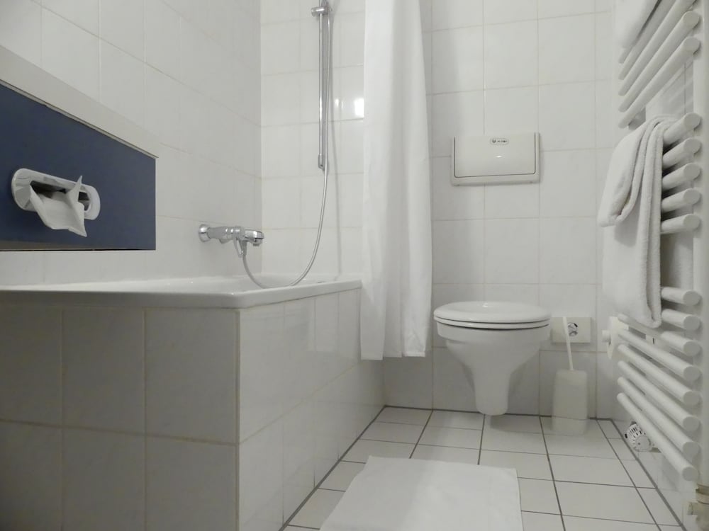 Deep soaking bathtub
