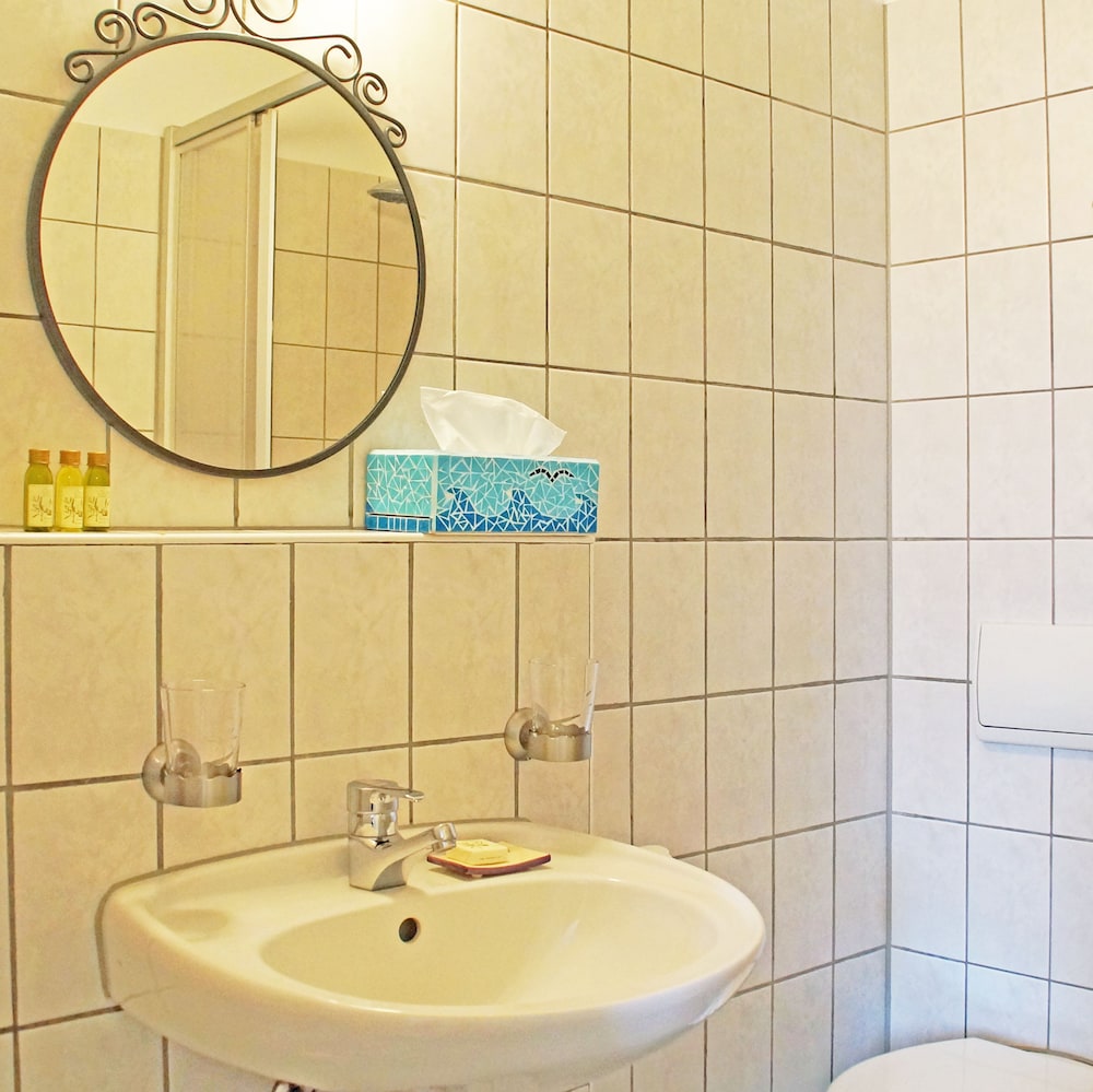 Bathroom sink
