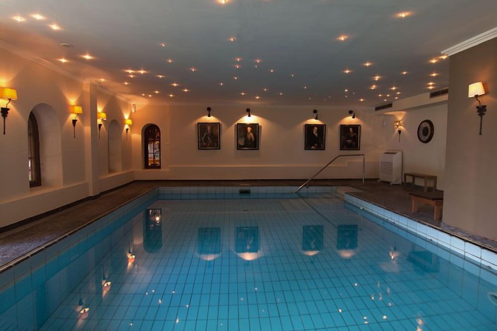 Indoor/outdoor pool