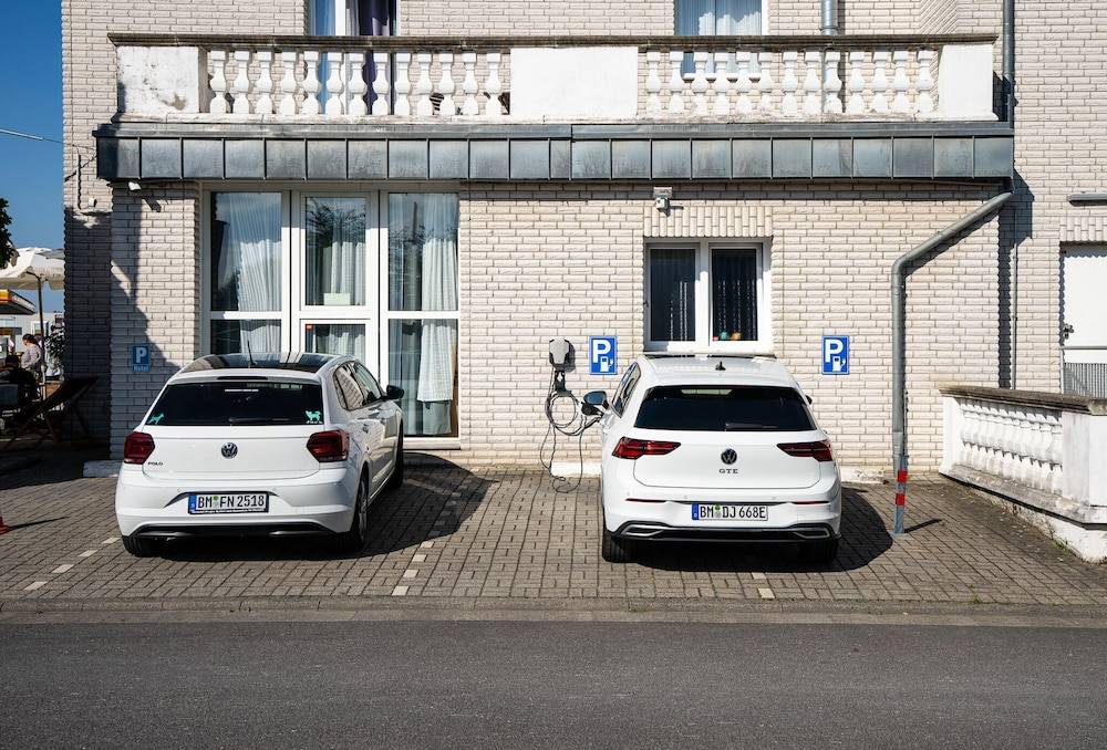 Electric vehicle charging station