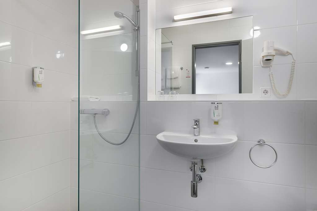Standard double room Bath Novum Hotel Bruy Stuttgart