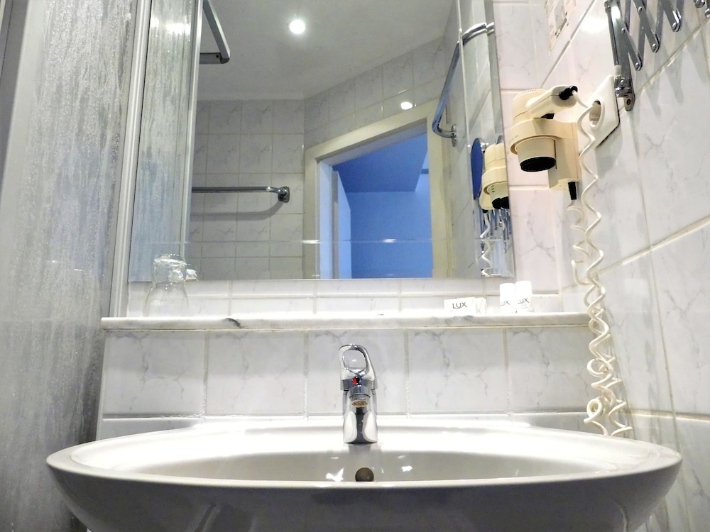 Bathroom sink