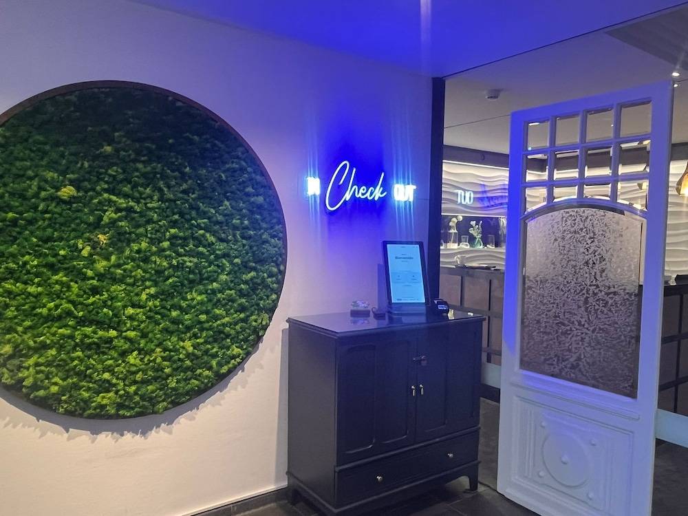 Check-in/check-out kiosk