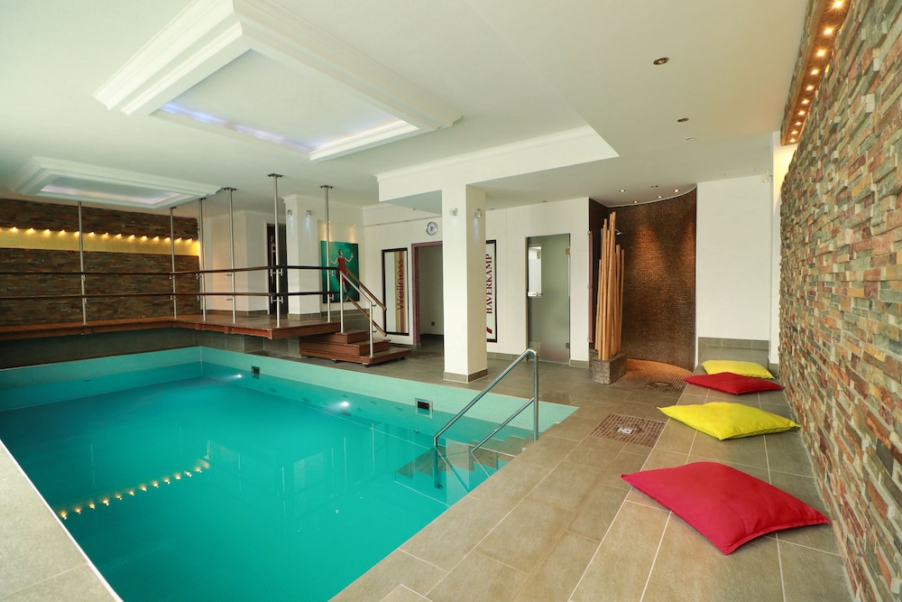 Exercise/lap pool