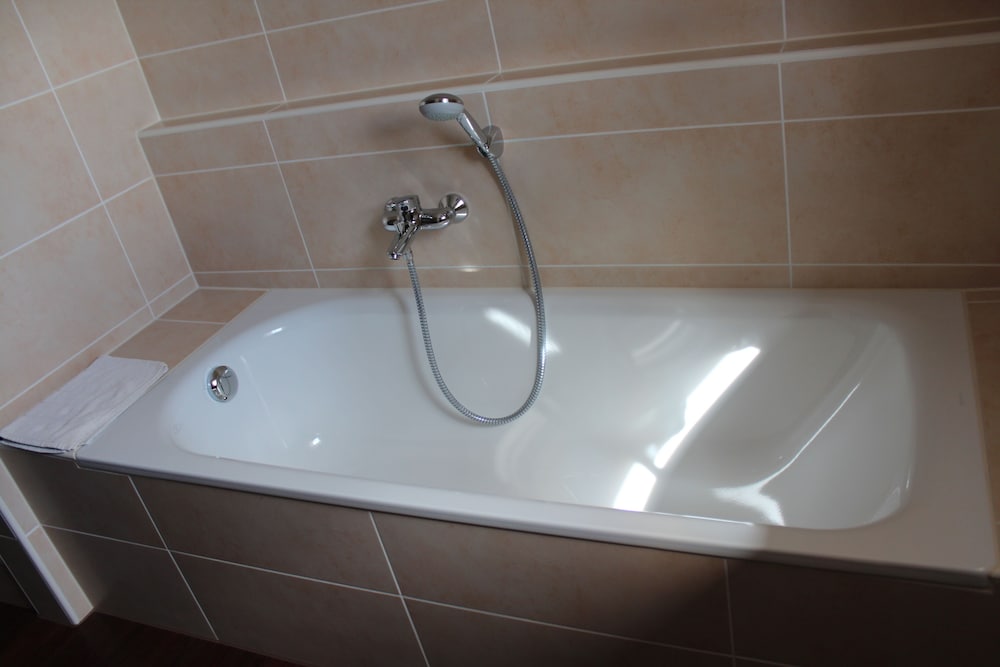 Deep soaking bathtub