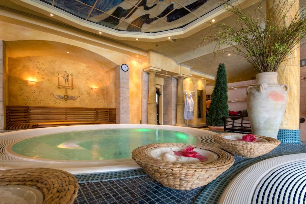 Indoor spa tub