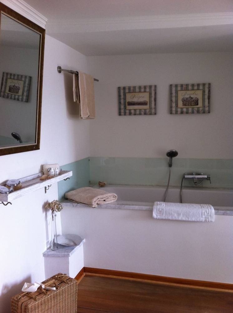 Deep soaking bathtub