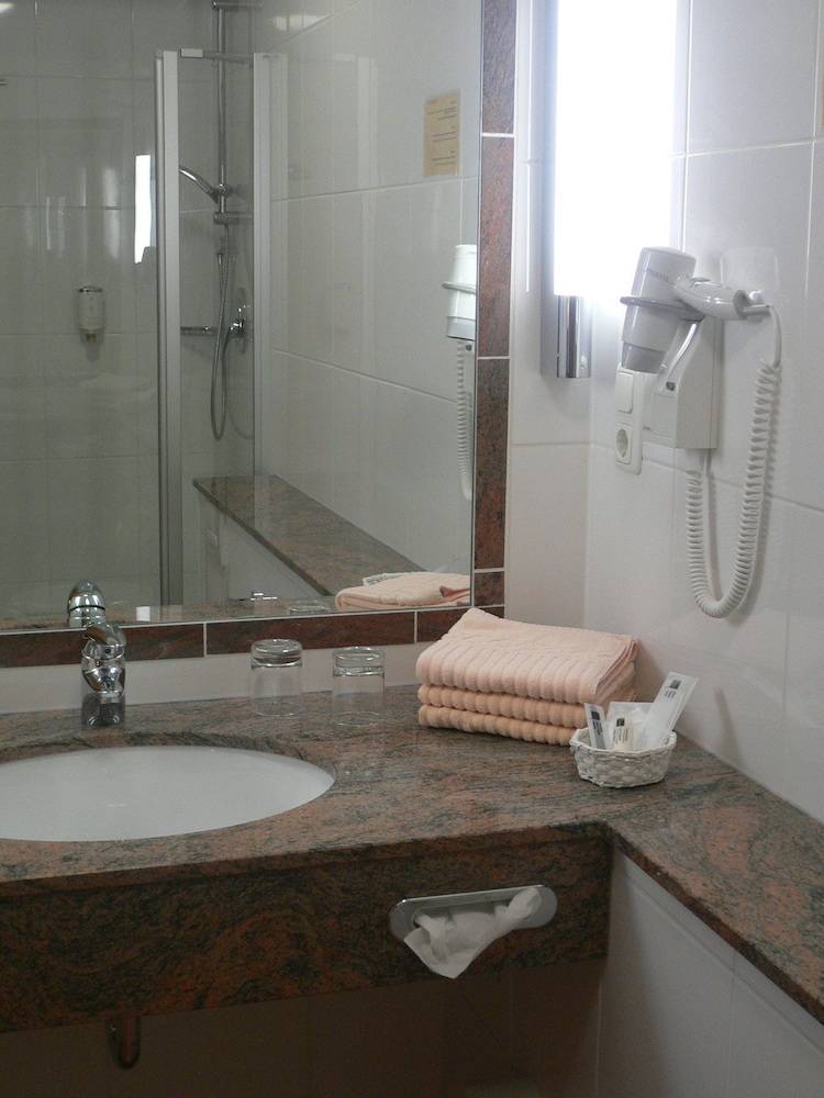 Bathroom sink