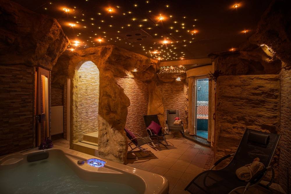 Indoor spa tub