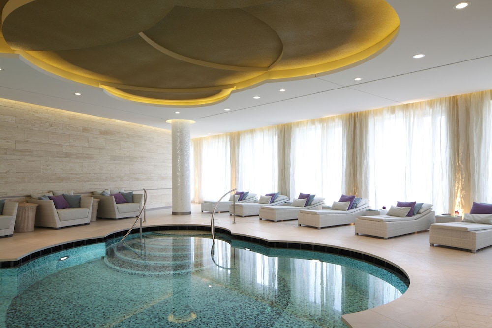 Exercise/lap pool