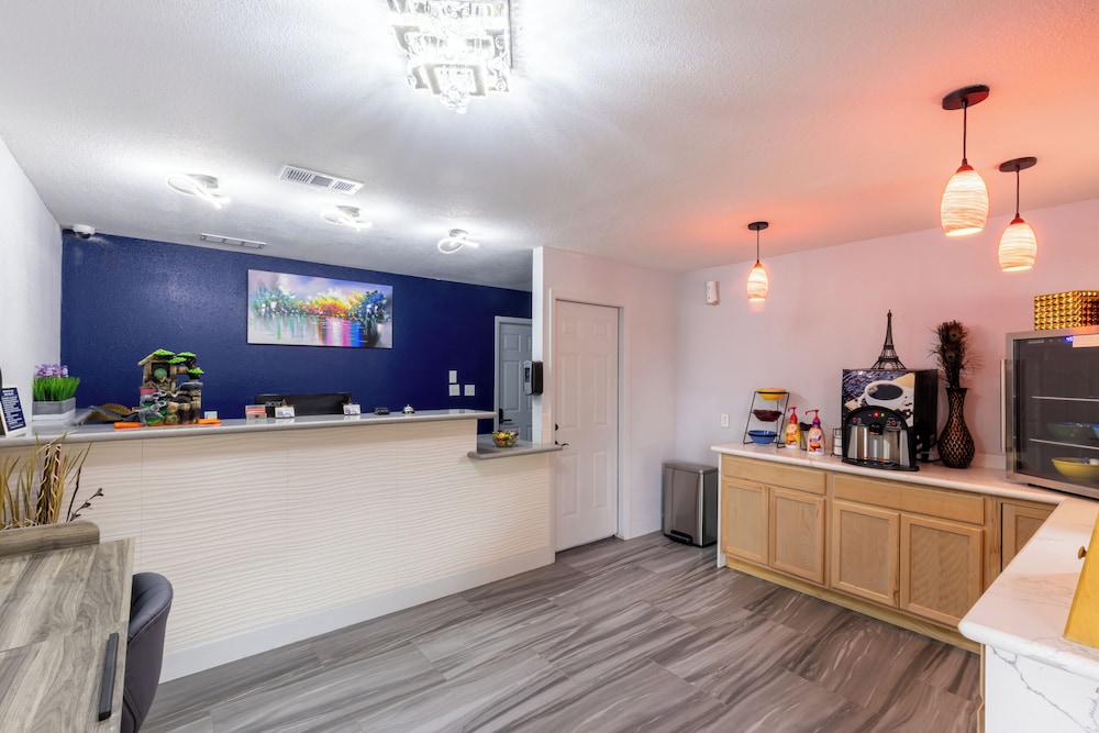 Freer Executive Inn & Studios by OYO - photo 2