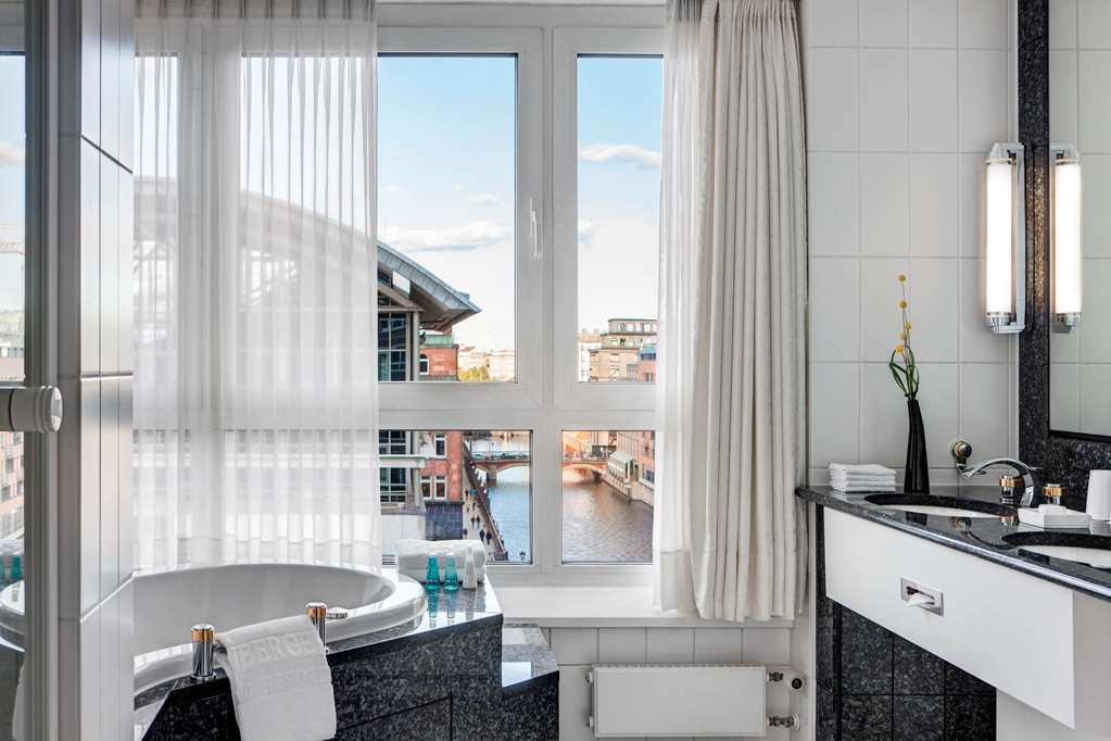 Steigenberger Hotel Hamburg, Germany - Deluxe Suite bathroom
