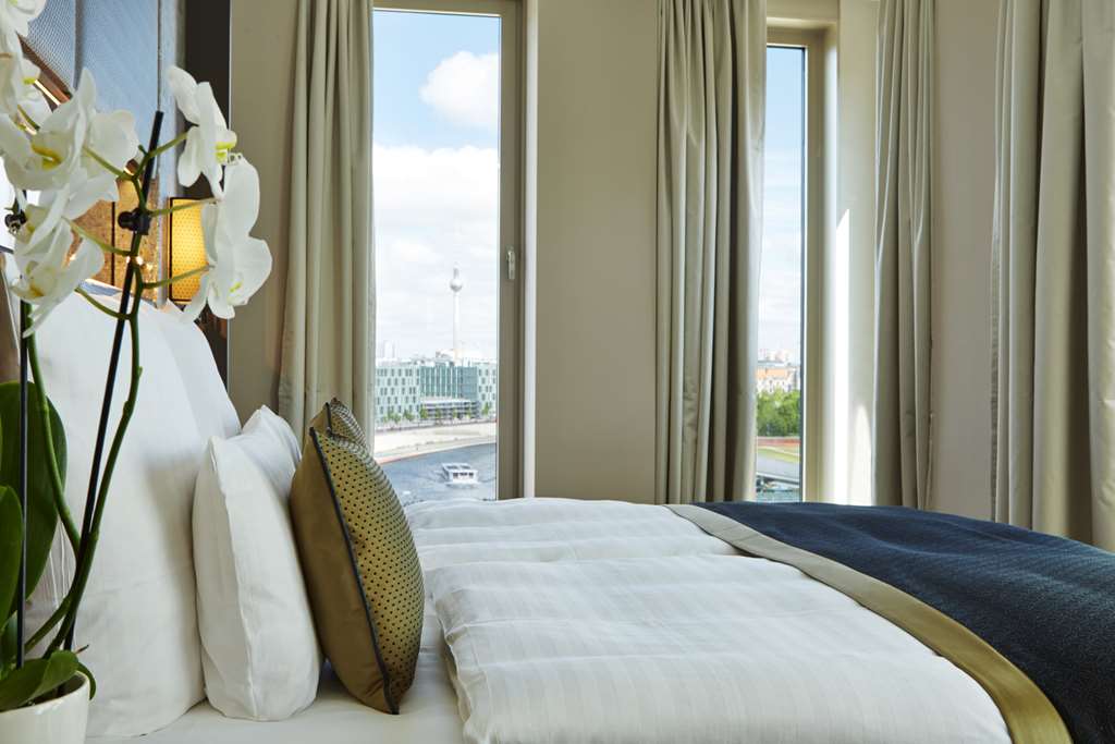 Steigenberger Hotel Am Kanzleramt, Berlin, Germany - Suite bedroom