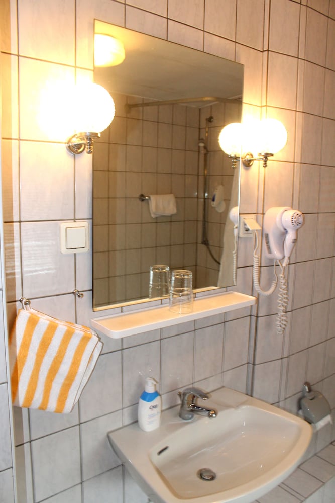 Bathroom sink
