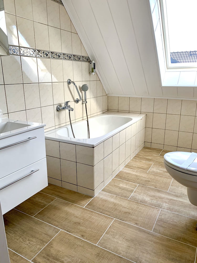 Deep soaking bathtub