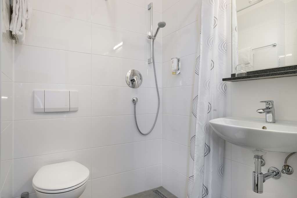 Economy single room Bath Novum Hotel Bruy Stuttgart