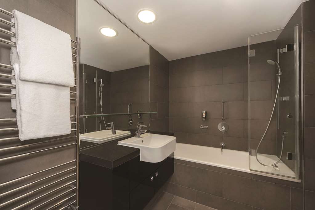 adina apartment hotel hackescher markt two bedroom apartment bathroom