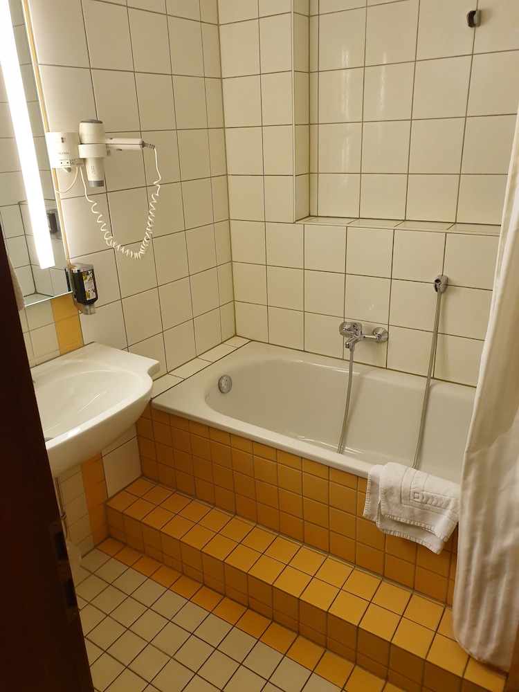 Deep soaking bathtub