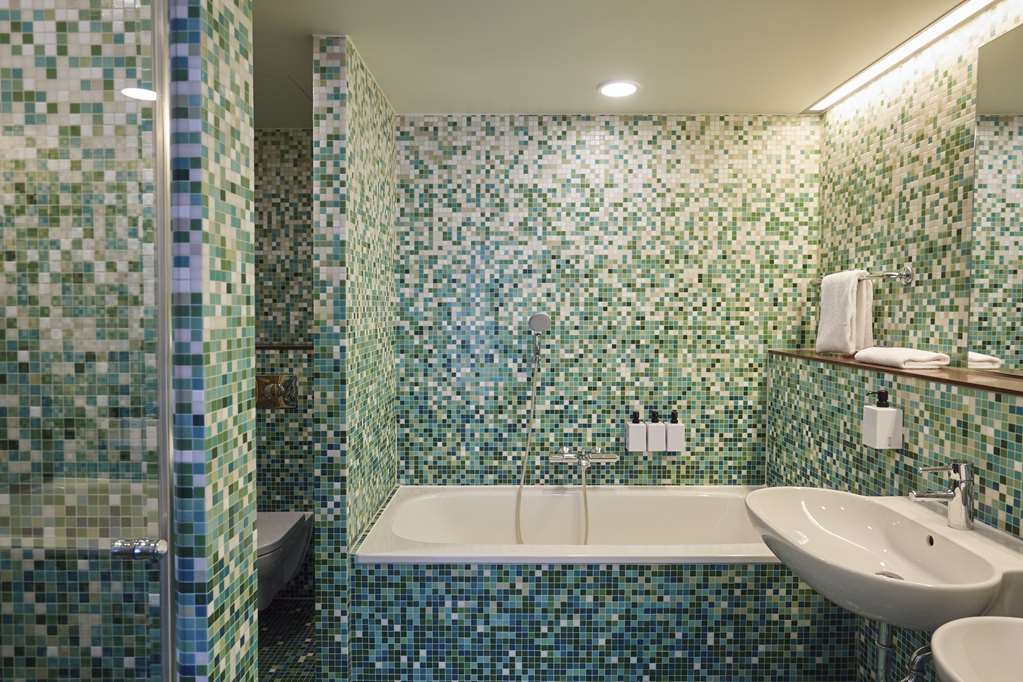 Scandic Berlin Potsdamer Platz room presidantial suite bathroom sauna