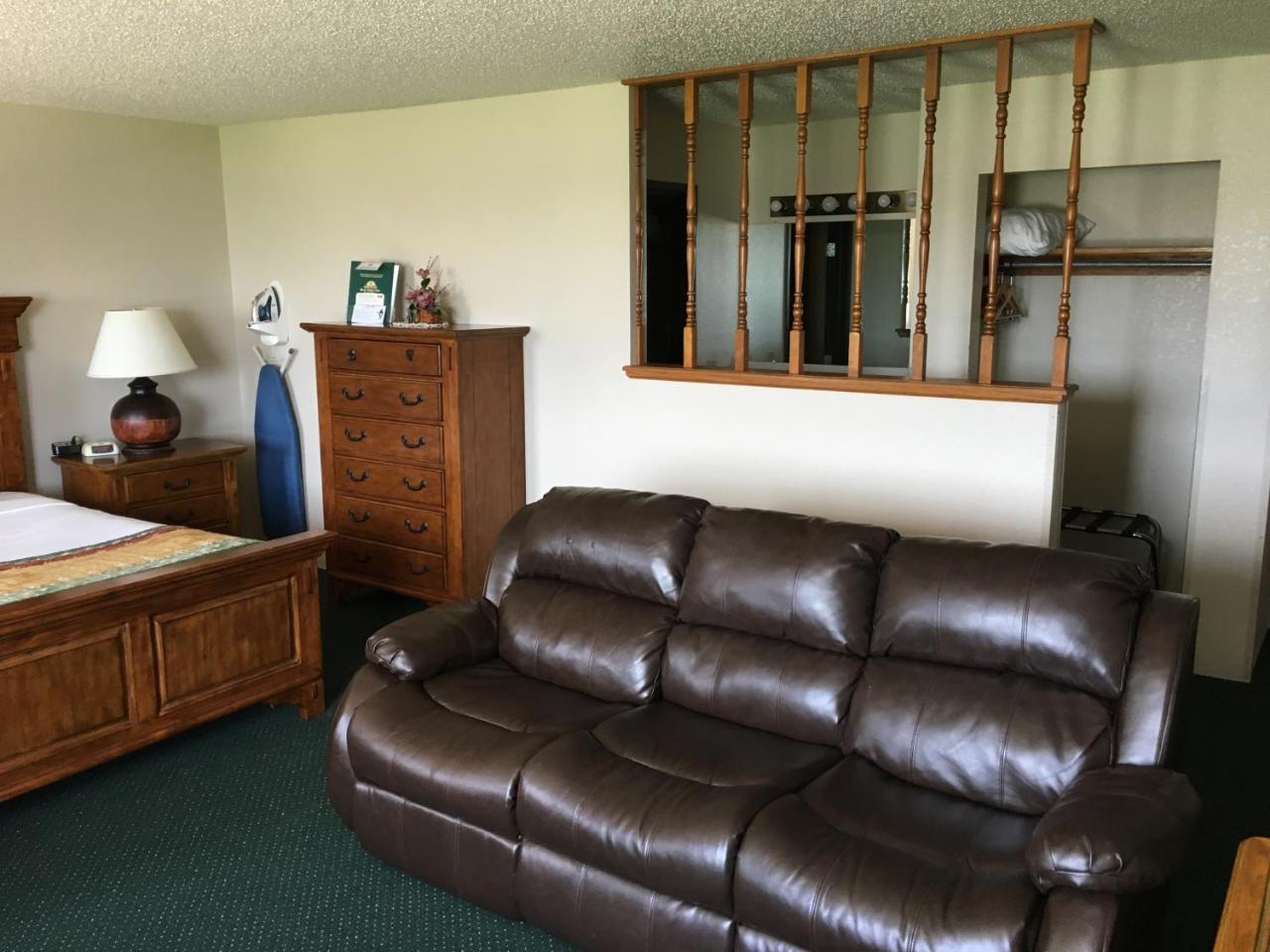 Cassville Four Seasons Inn & Suites - photo 5