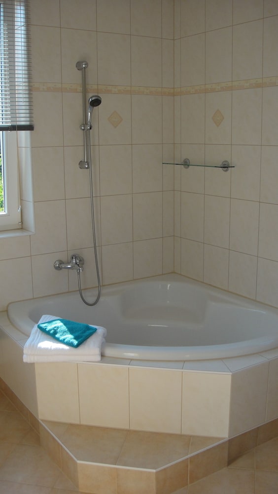 Deep soaking bathtub