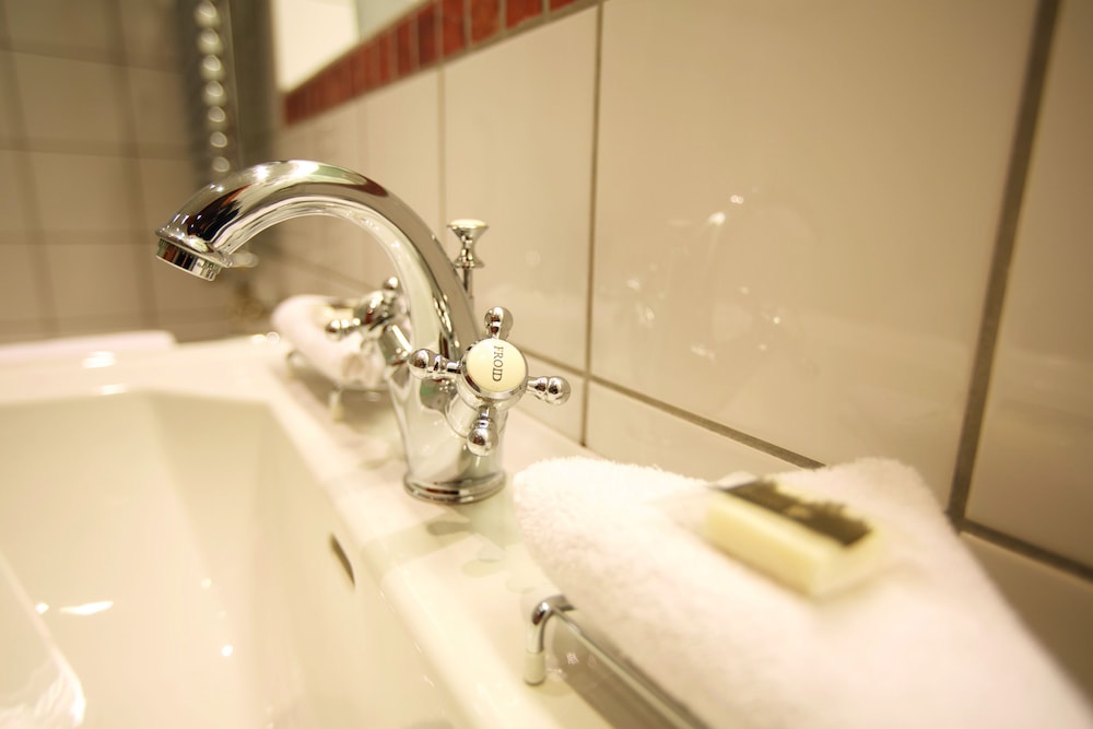 Bathroom sink
