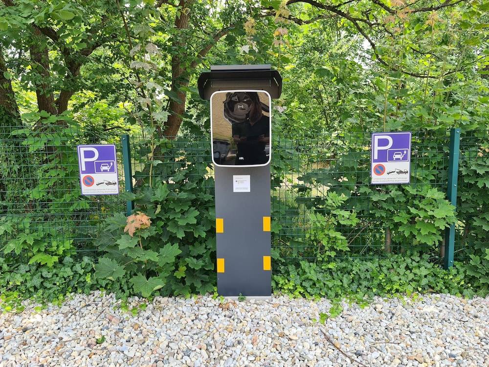Electric vehicle charging station