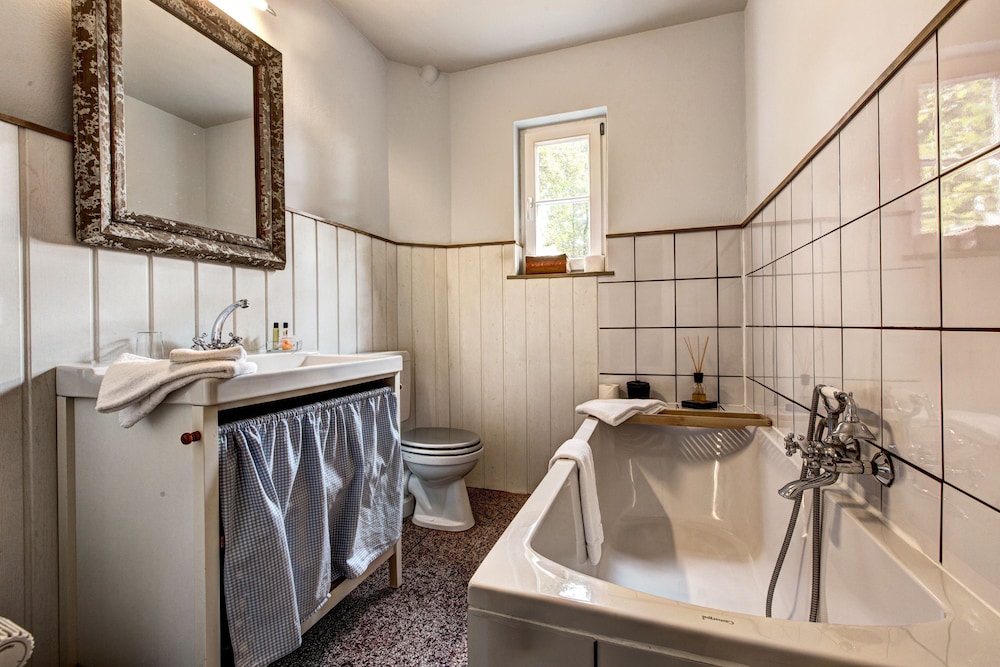 Deep soaking bathtub