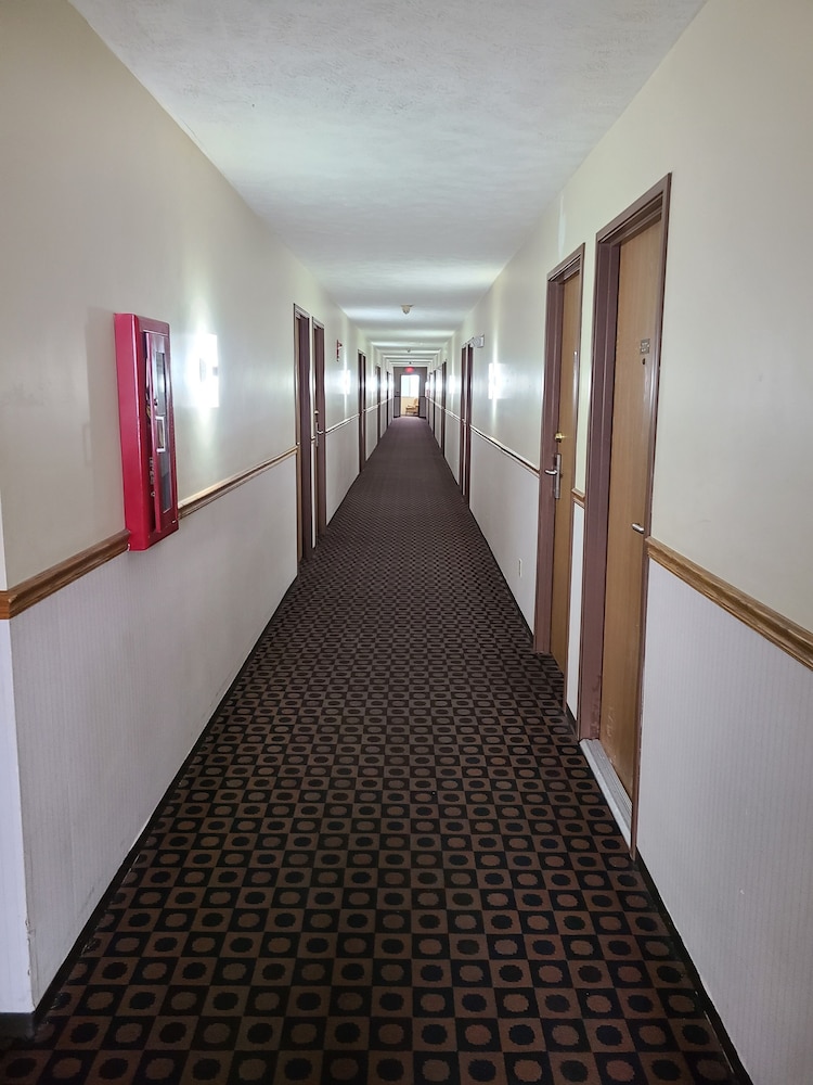 Budgetel Inn and Suites - photo 2