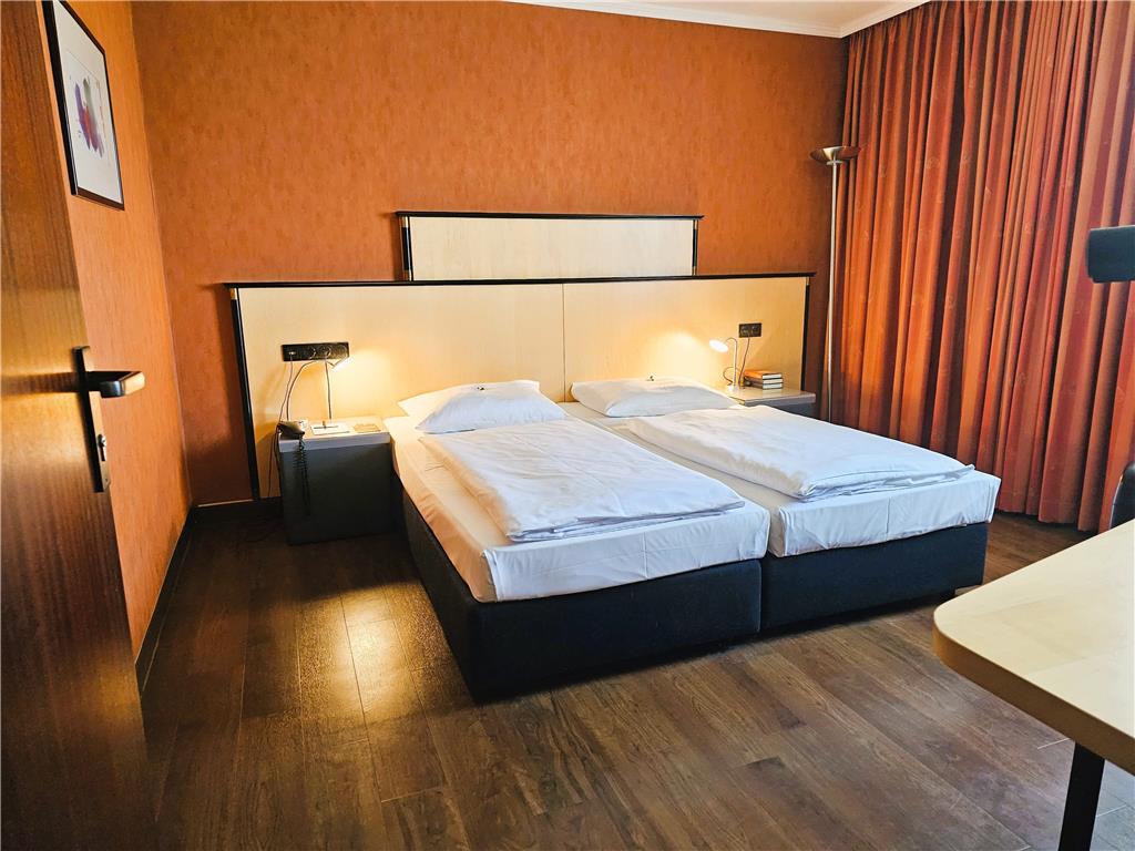 Comfort family room with connecting door (two double beds for four people), desk, spacious wardrobe, wall mirror, seating area, TV, two bathrooms