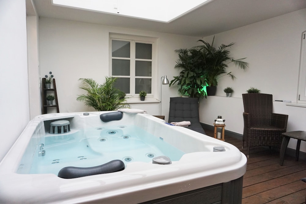 Private spa tub