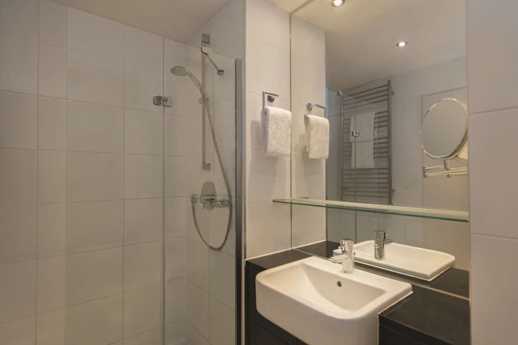 adina apartment hotel berlin checkpoint charlie studio room bathroom
