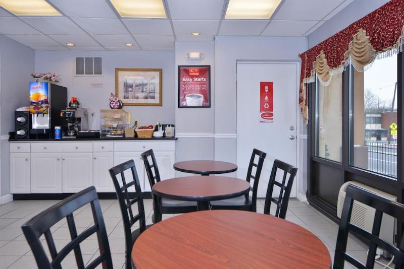 Econo Lodge Bellmawr - photo 4
