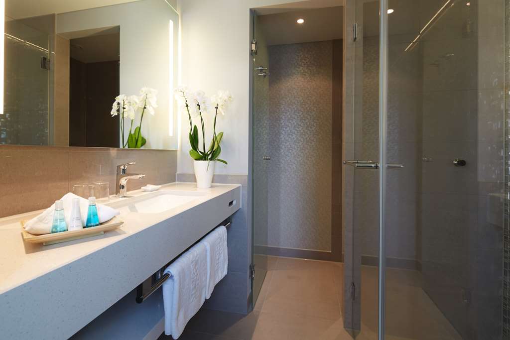 Steigenberger Hotel Am Kanzleramt, Berlin, Germany - Deluxe room / bathroom