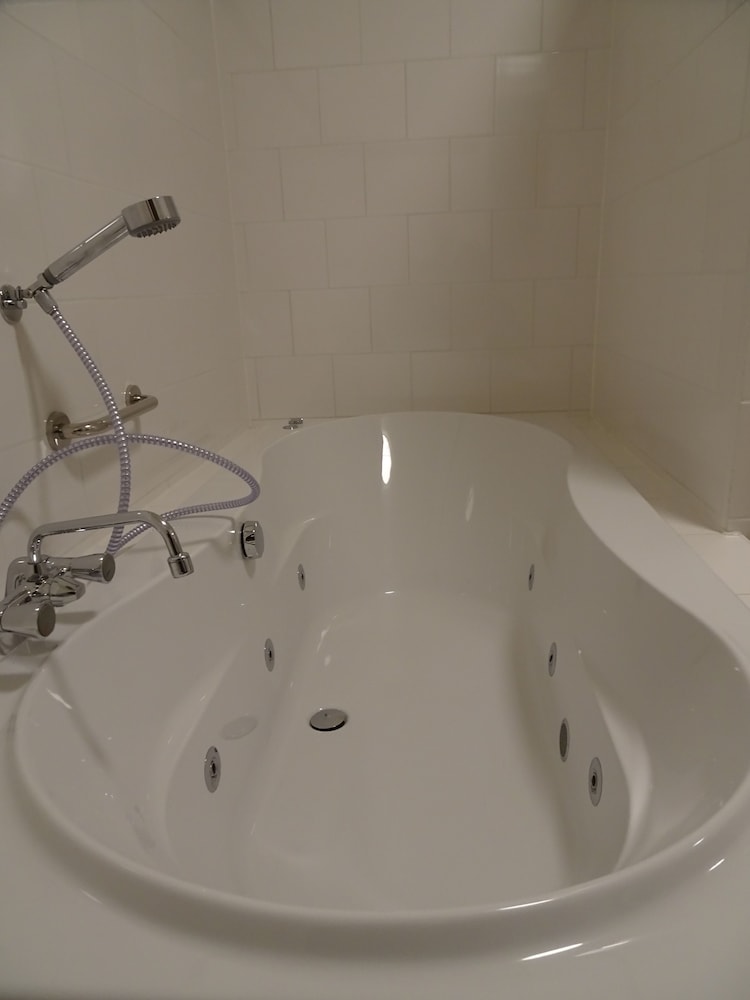Jetted tub