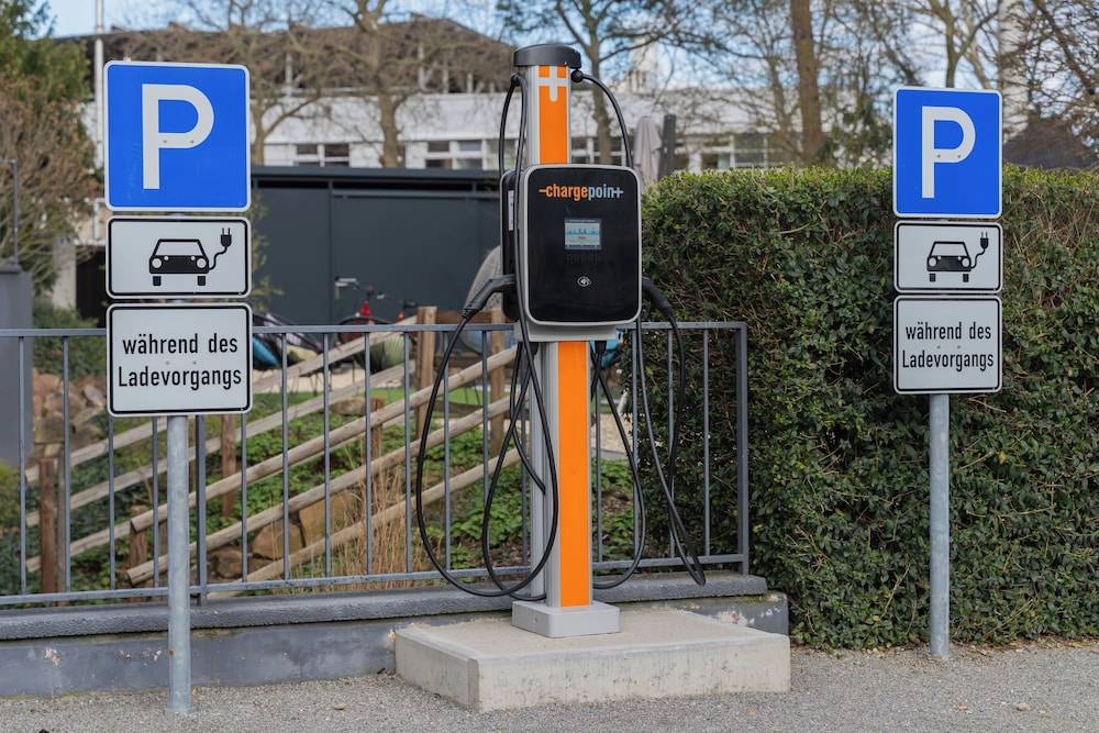Electric vehicle charging station