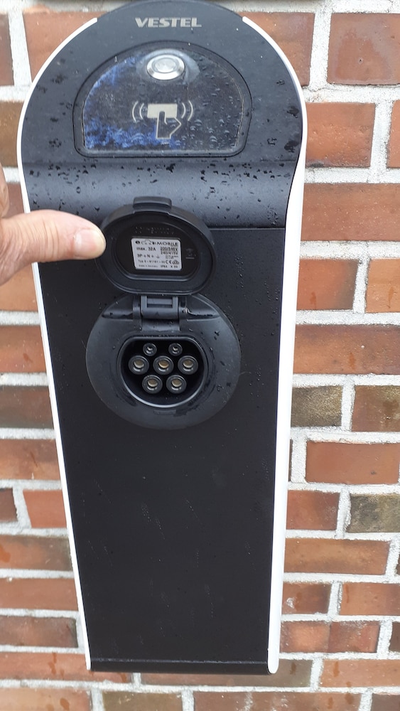 Electric vehicle charging station