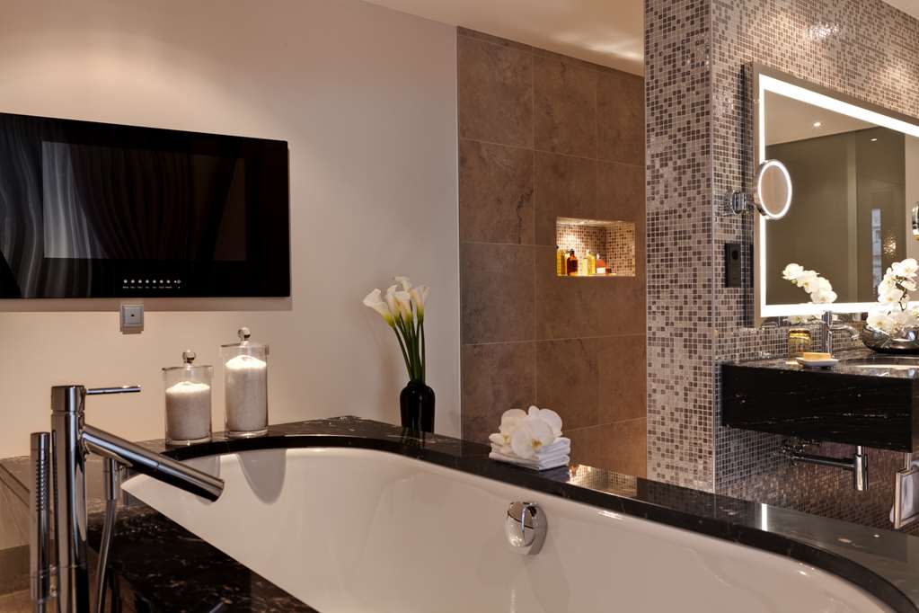 Steigenberger Grandhotel Handeslhof, Leipzig, Germany - Presidential Suite bathroom