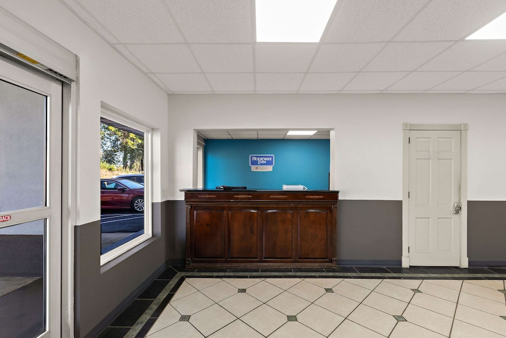 Econo Lodge Commerce - photo 4