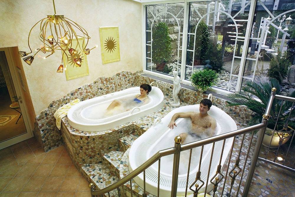 Indoor spa tub