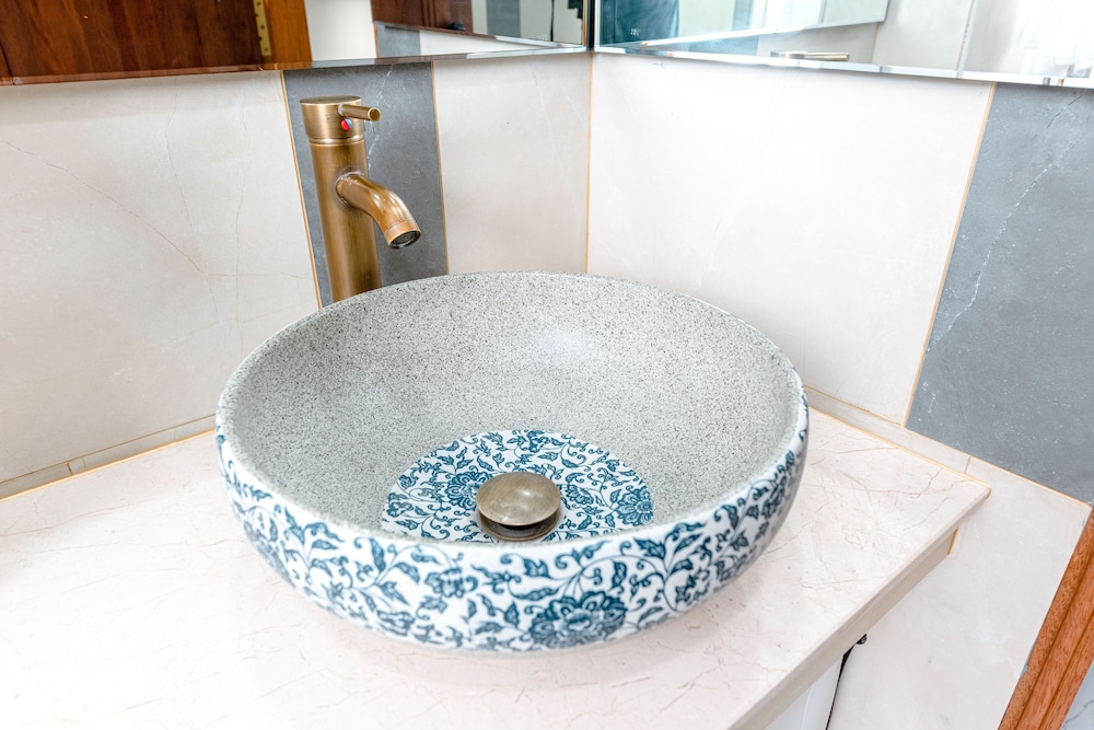 Bathroom sink
