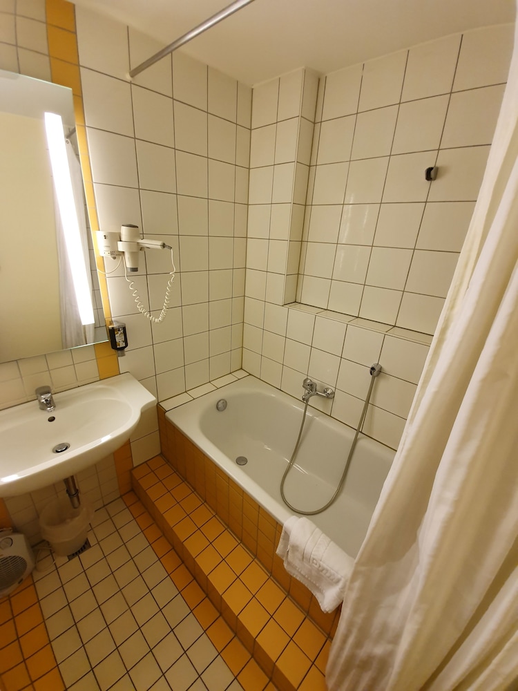 Deep soaking bathtub
