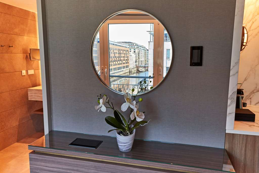 Steigenberger Hotel Hamburg - Deluxe Double Room Close-Up