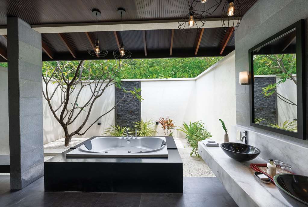 ATMOSPHERE KANIFUSHI MALDIVES VILLAS TWO BEDROOM SUNSET FAMILY BEACH VILLA Bathroom Day Time