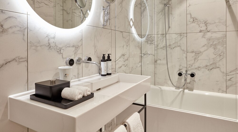 Deep Soaking Bathtub