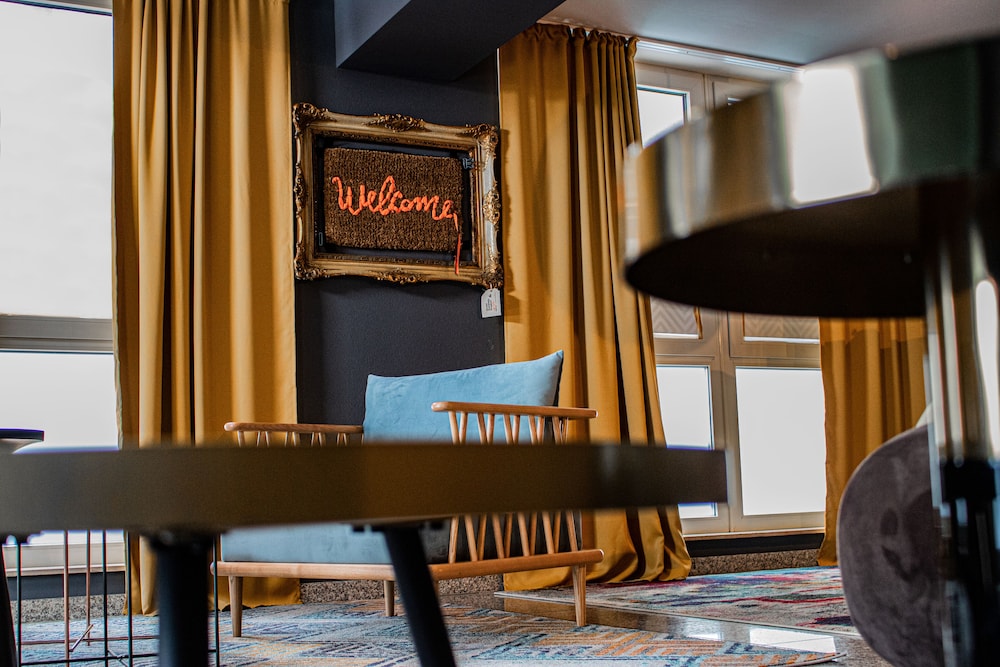 Lobby lounge