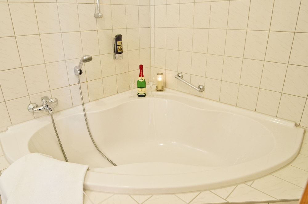 Deep soaking bathtub